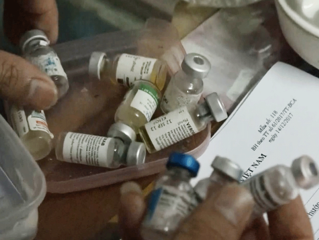 Vắc xin giả thu được từ nhà bị can Sương Ảnh: Trị Bình